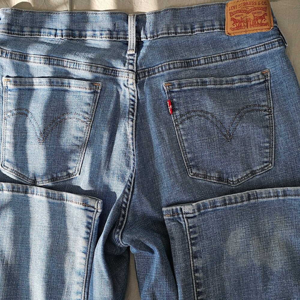 Women's Levi Jeans